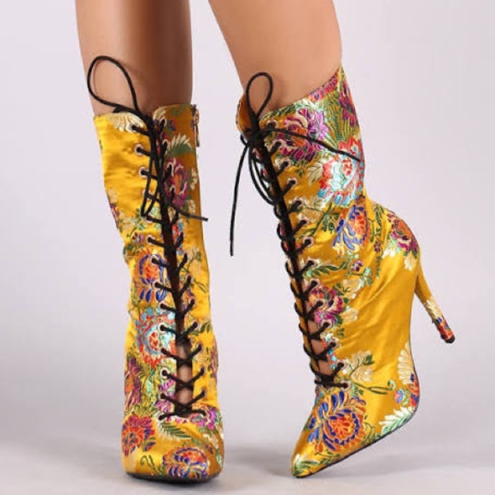 ANNE MICHELLE • Yellow/Gold w/ Flowers Bootie • sz 7/37